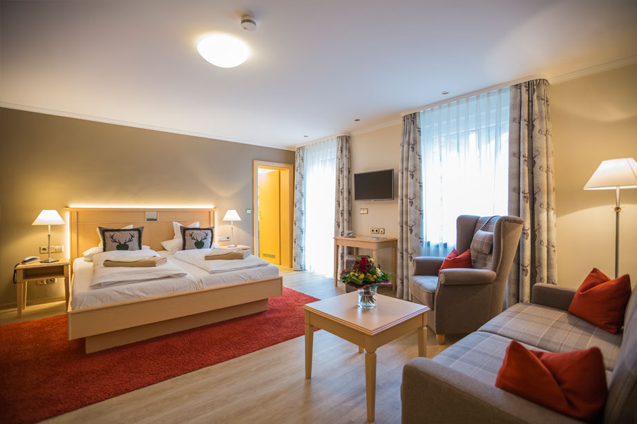 Gemütliches Doppelzimmer mit Sitzecke im Schwarzwaldhotel