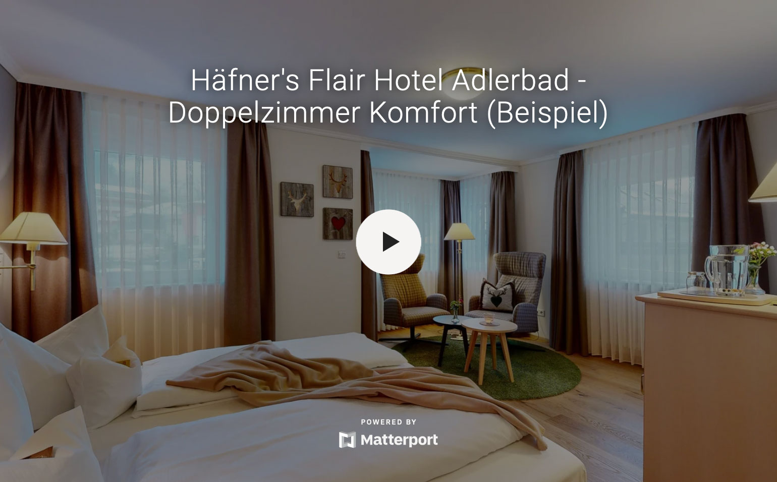 Doppelzimmer mit Sitzecke und großen Fenstern im Hotel