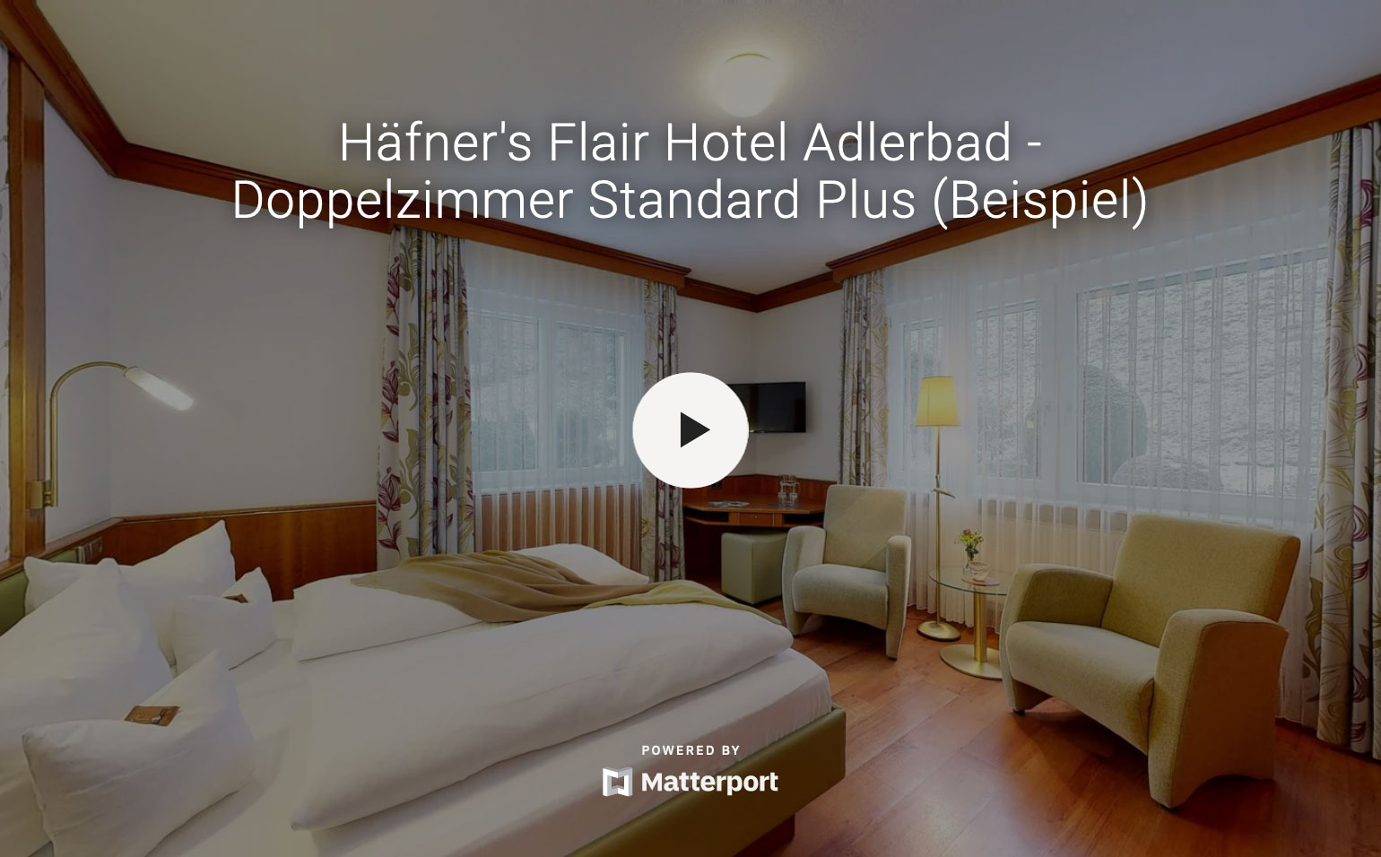 Doppelzimmer mit Sitzbereich und großem Fenster