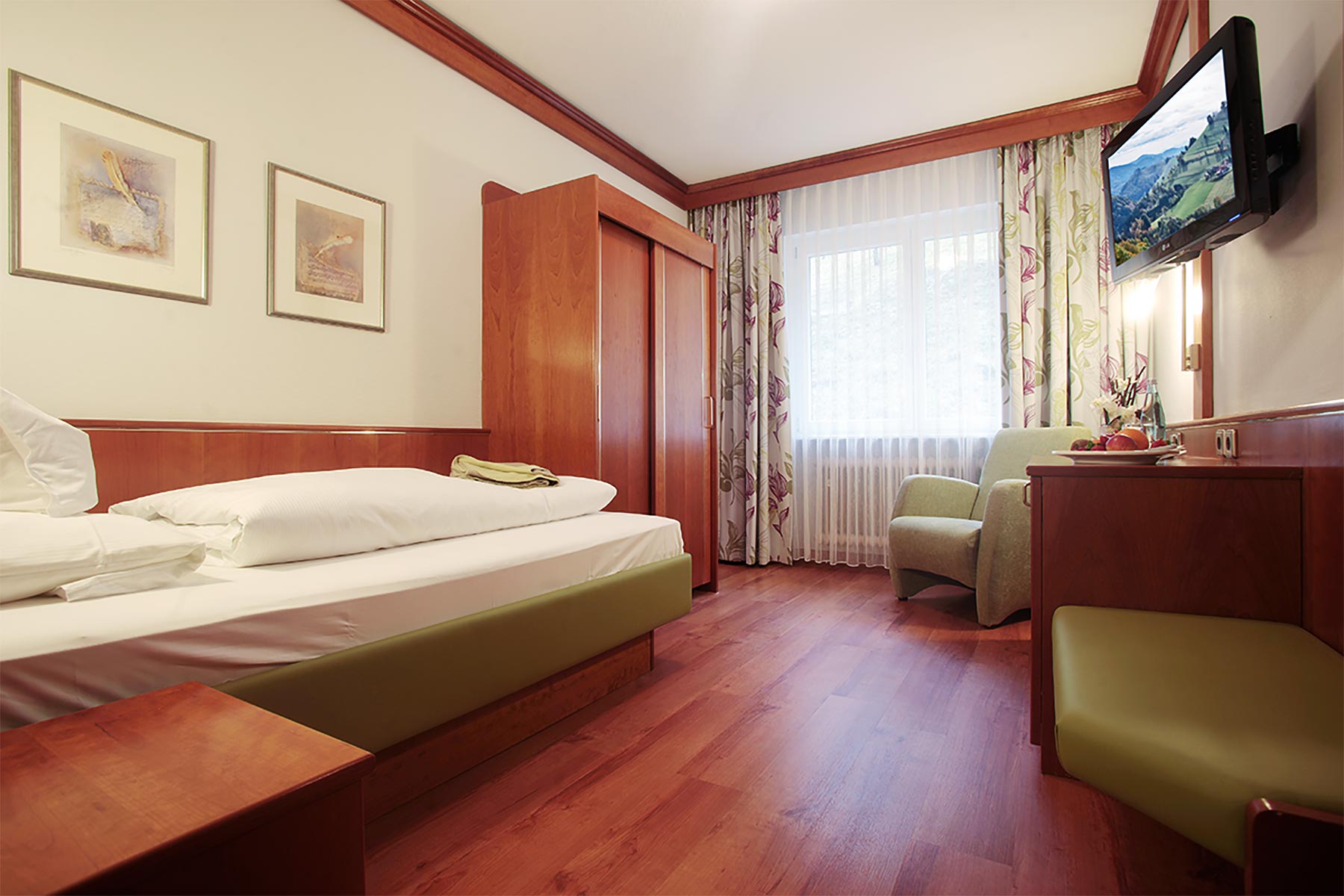 Einzelzimmer im Hotel mit Sitzgelegenheit und TV