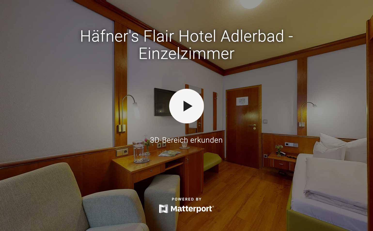 Helles Einzelzimmer mit Schreibtisch und Sitzgelegenheit