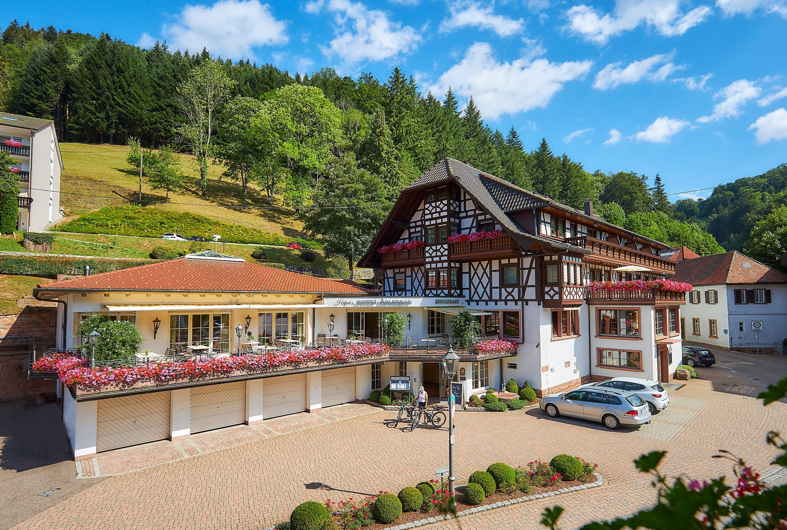 Hotel Adlerbad im Sommer mit Blumenbalkonen