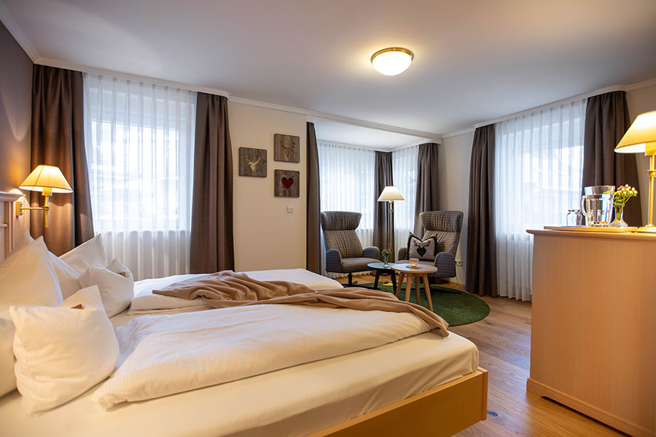 Hotelzimmer mit Doppelbett und Sitzecke