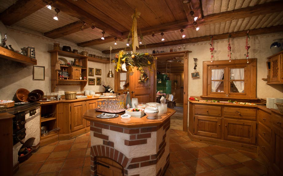 Rustikales Buffet mit Holzschränken und dekoriertem Raum
