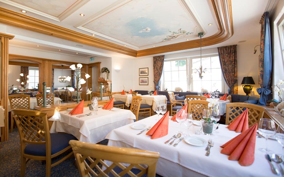 Elegantes Restaurant mit hellen Tischen und roten Servietten