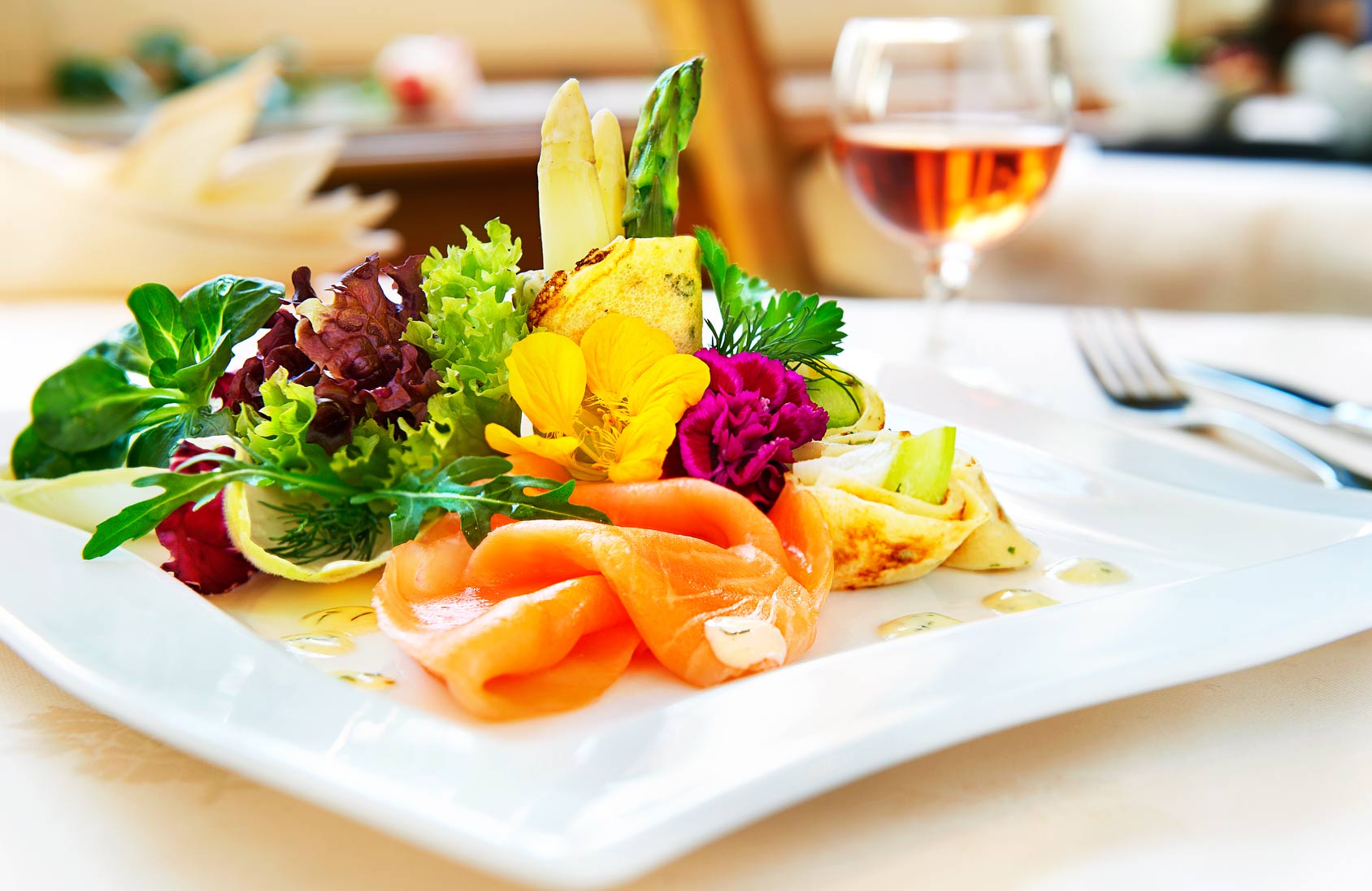 Bunt angerichtetes Gourmetgericht mit Lachs und Salat