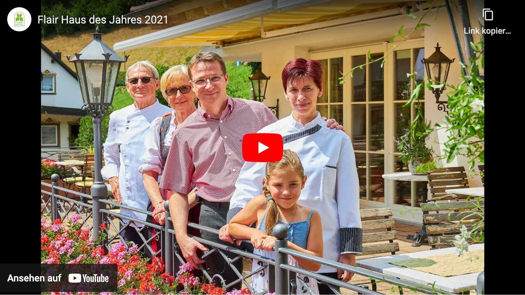 Hoteliersfamilie vor Hotelterrasse im Schwarzwald